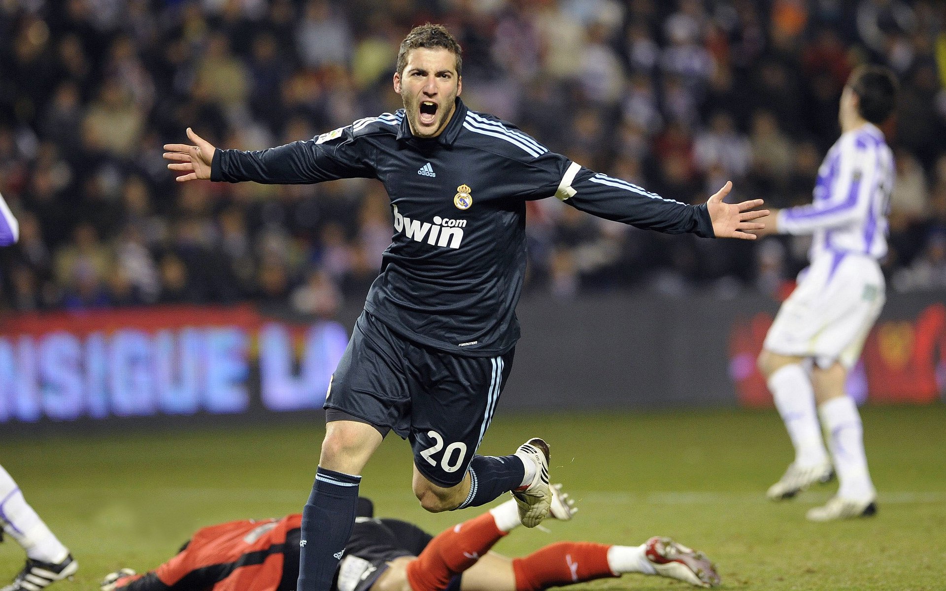 “英超领头羊再遭挑战，积分差距逐渐缩小”，英超积分预测